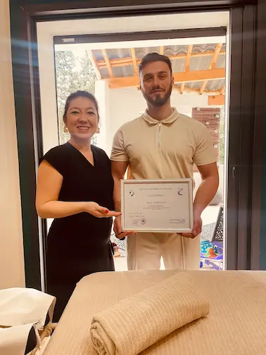 Formation massage bien-être à Aix-en-Provence – remise de certificat après formation LFMBE