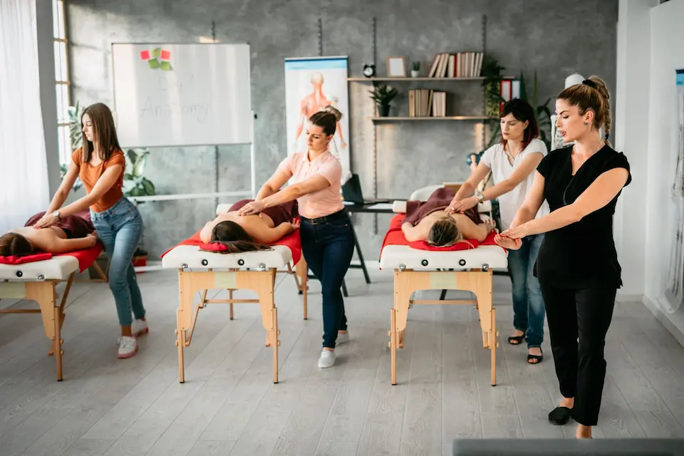 Formation massage bien-être professionnel – élèves en cours de pratique chez LFMBE